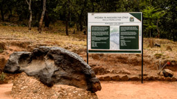 MBOZI   Meteorit - Gewicht 12 T, Länge 3,3 m, Breite 1,22 m, Höhe 1,22 m - er besteht aus 90,45% aus Eisen