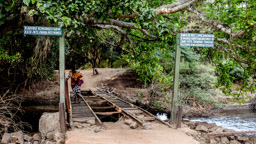 Brücke über den NGERENGERE RIVER,  GPS: 6°45'6